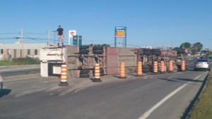 Un camion transportant des centaines de cochons s’est  renversé sur le côté près de Saint-Hyacinthe, causant un ralentissement de la circulation à la hauteur du boulevard Laframboise, ce vendredi matin 4 septembre 2015. DOMINIQUE ST-PIERRE/AGENCE QMI