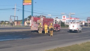 Un camion transportant des centaines de cochons s’est  renversé sur le côté près de Saint-Hyacinthe, causant un ralentissement de la circulation à la hauteur du boulevard Laframboise, ce vendredi matin 4 septembre 2015. DOMINIQUE ST-PIERRE/AGENCE QMI