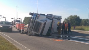 Un camion transportant des centaines de cochons s’est  renversé sur le côté près de Saint-Hyacinthe, causant un ralentissement de la circulation à la hauteur du boulevard Laframboise, ce vendredi matin 4 septembre 2015. DOMINIQUE ST-PIERRE/AGENCE QMI