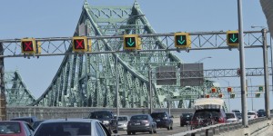 Le grillage anti-suicide du passage piétonnier du pont Jacques-Cartier, à Montréal en ce dimanche 28 avril 2013..JOEL LEMAY/AGENCE QMI