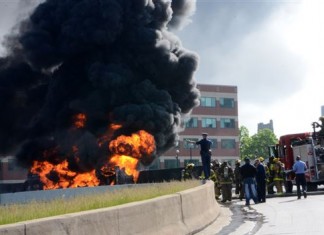 9000 gallons de diesel en feu sur l’interstate 75 dimanche à Detroit.