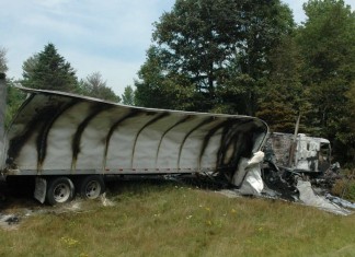 Accident sur le Maine Turnpike entre un camion et un véhicule SUV de police.