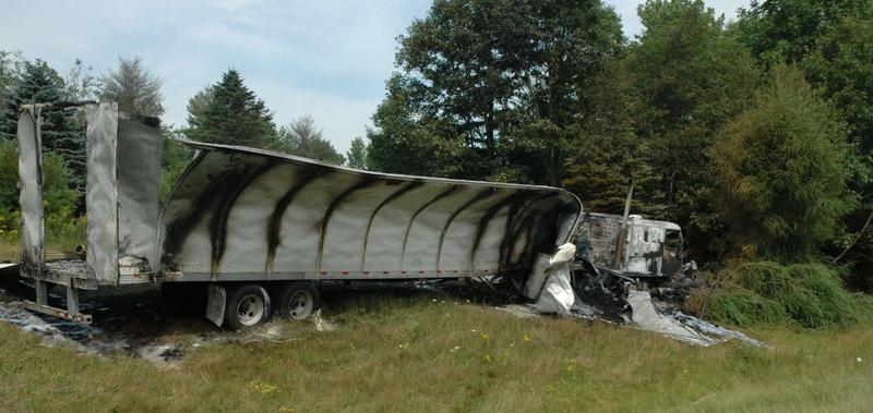 Accident sur le Maine Turnpike entre un camion et un véhicule SUV de police.