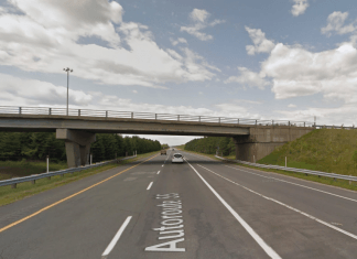 Autoroute 55, un camion accroche un viaduc