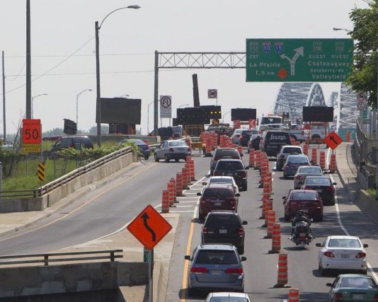 Une voie ouverte par direction sur le pont Honoré-Mercier
