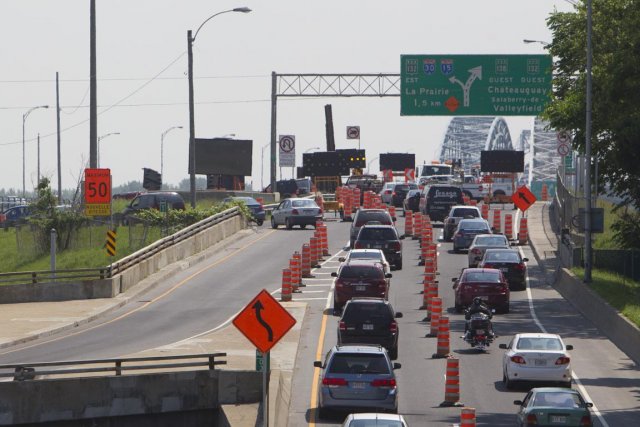 Une voie ouverte par direction sur le pont Honoré-Mercier