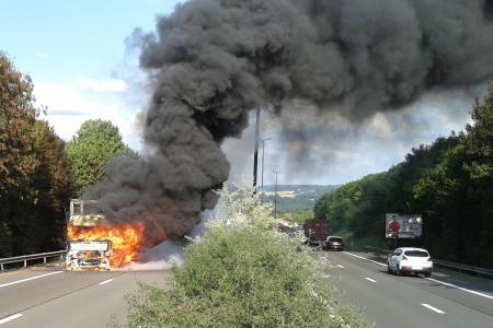 Accident entre deux camions sur la #E411 en Belgique avec une tournure dramatique.