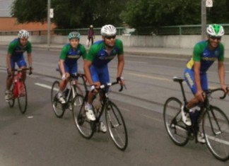 Toronto : Des cyclistes brésiliens s’entraînent sur le Don Valley Pkway