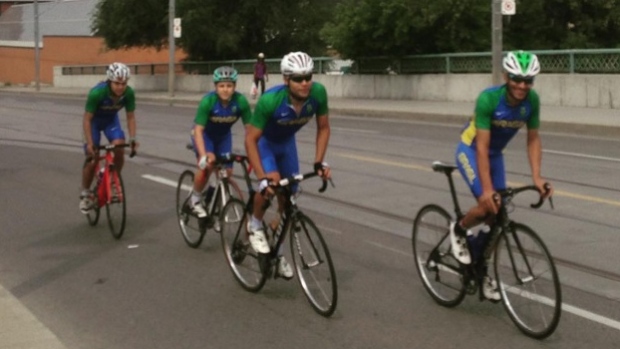 Toronto : Des cyclistes brésiliens s&rsquo;entraînent sur le Don Valley Pkway