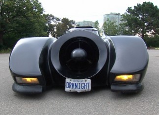 La Batmobile tombe en panne sur la 401 près de Brampton