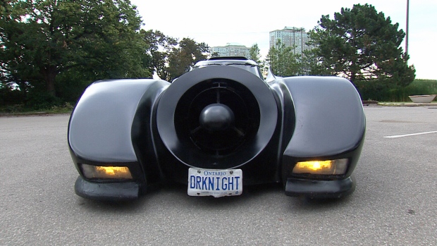 La Batmobile tombe en panne sur la 401 près de Brampton
