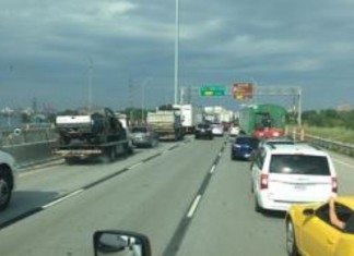 Véhicule récréatif en flamme dans le Tunnel Lafontaine vers Montréal.