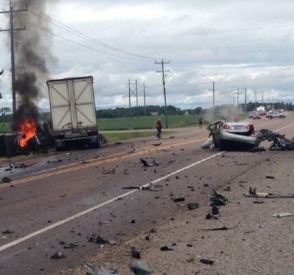 Un homme perd la vie sur la 17 en Ontario impliquant un camion et une voiture.
