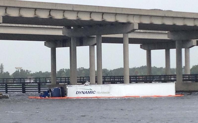 Un camion s&rsquo;abîme dans une rivière en Floride sur l&rsquo;Interstate 75