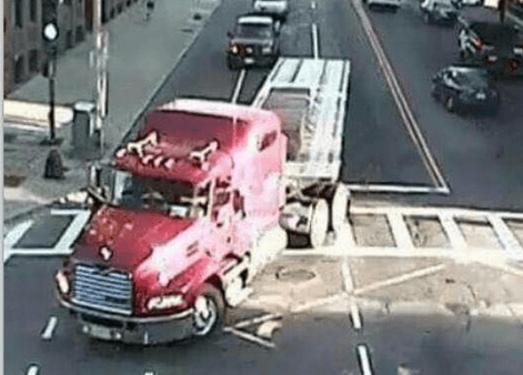 Une jeune femme heurté par un camion à Boston, la police recherche le camionneur.