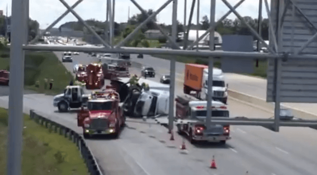 Un camion se renverse à Fort Wayne Indiana sur la #I69