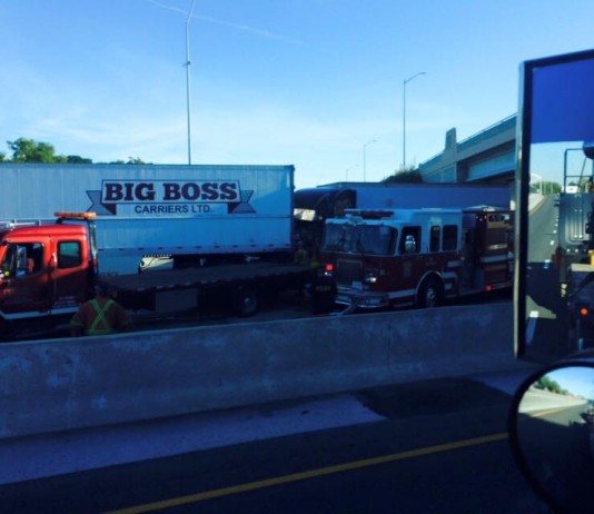 Photos d’utilisateurs du groupe InfoTransport d’un accident sur la 402 dans le secteur de Sarnia