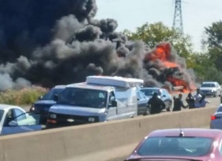 Un citerne prend feu sur le TurnPike sortie 15 direction ouest!