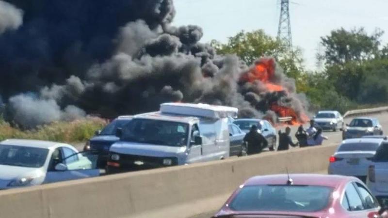 Un citerne prend feu sur le TurnPike sortie 15 direction ouest!