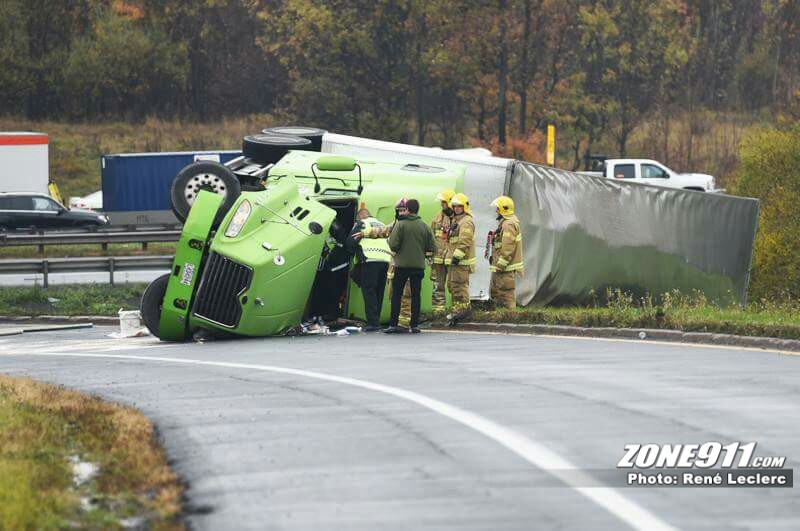 Un camion se renverse à Lévis sur la 20 EST