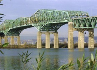Interdiction des camions en surcharge sur le pont Champlain