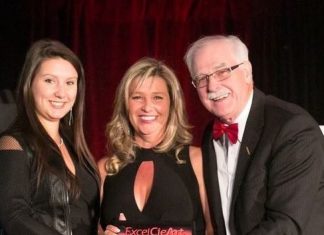 Claudine Emond de GP Prestige récompensée pour son travail, en recevant le prix coup de coeur au gala Excelciart