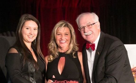 Claudine Emond de GP Prestige récompensée pour son travail, en recevant le prix coup de coeur au gala Excelciart