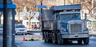 Un piéton happé mortellement par un camion benne ce matin à Montréal