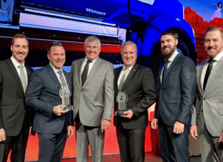 Un troisième « Gold Award » pour Kenworth Maska Nicolas Letendre, Alan Thompson (Kenworth Truck Compagny), Pierre Letendre, Mike Parent (Kenworth Montréal), Sébastien Letendre, Samuel Letendre.