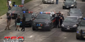 Des manifestants ferment une autoroute dans le Wisconsin