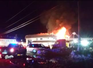 Le Bressler’s Truck Plaza de la sortie 215 sur la i80 en Pennsylvanie en proie des flammes