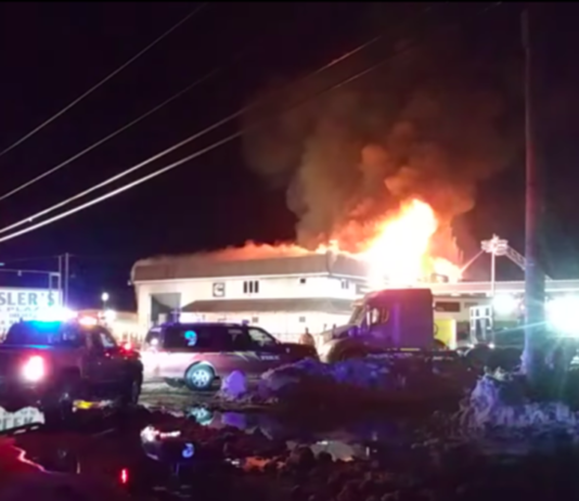 Le Bressler’s Truck Plaza de la sortie 215 sur la i80 en Pennsylvanie en proie des flammes