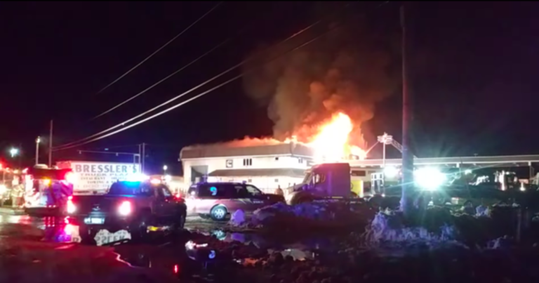 Le Bressler’s Truck Plaza de la sortie 215 sur la i80 en Pennsylvanie en proie des flammes