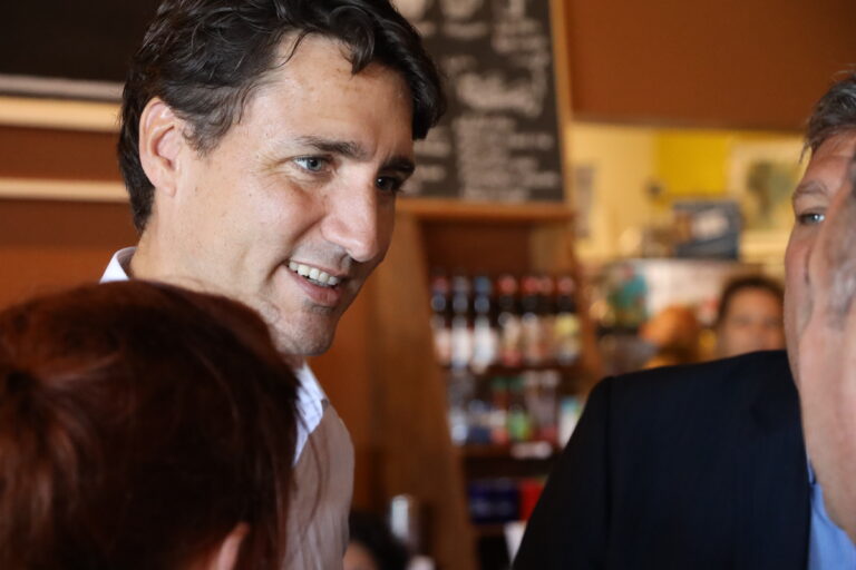 Justin Trudeau condamne le Convoi pour la liberté