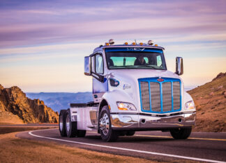 Sunbelt Rentals commande cinq 579EV de Peterbilt