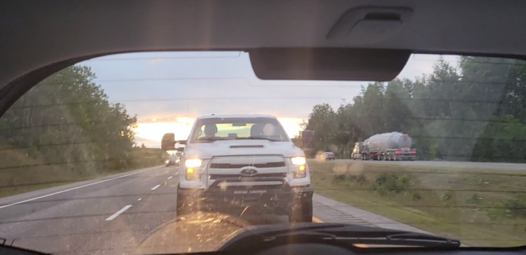 Conduite dangereuse : la SQ cherche le conducteur d’un Ford F-150 XLT blanc