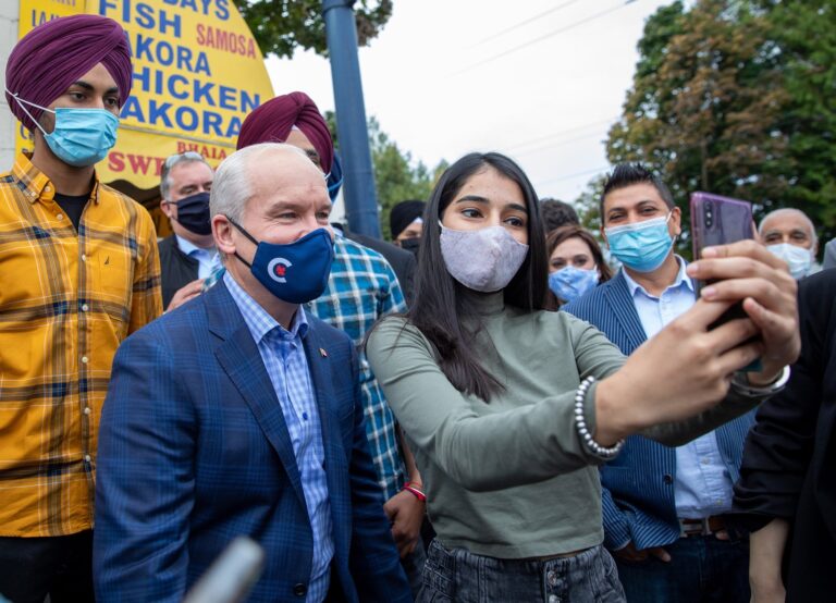 Les conservateurs veulent réduire les factures de cellulaire