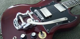 Au volant… en jouant de la guitare!