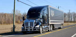 Québec s’attaque à l’électrification des camions Un camion traversant les provinces canadiennes, représentant la coopération entre les territoires pour simplifier les échanges dans le secteur du transport.