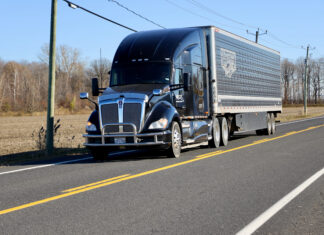 Québec : Un projet de loi sur le «log book» électronique Un camion traversant les provinces canadiennes, représentant la coopération entre les territoires pour simplifier les échanges dans le secteur du transport.