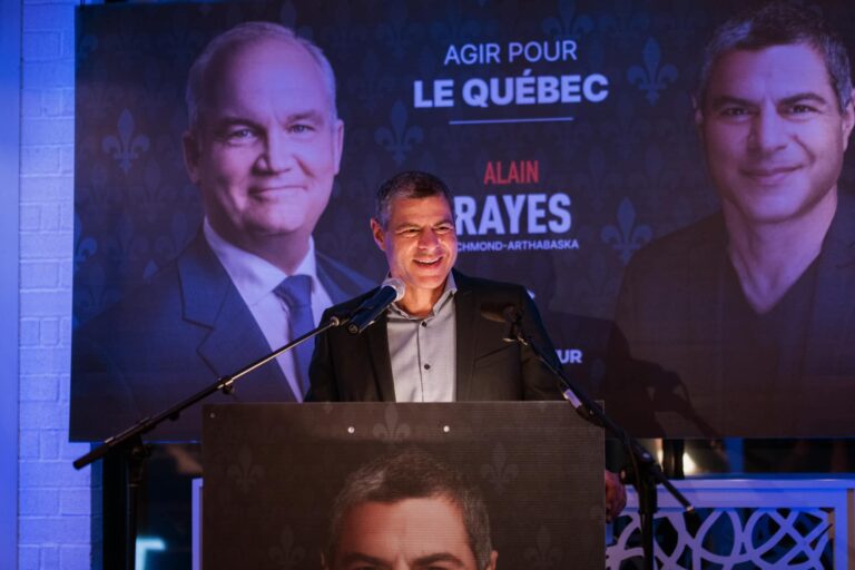 Voyageurs pleinement vaccinés : Alain Rayes réclame la fin des tests PCR