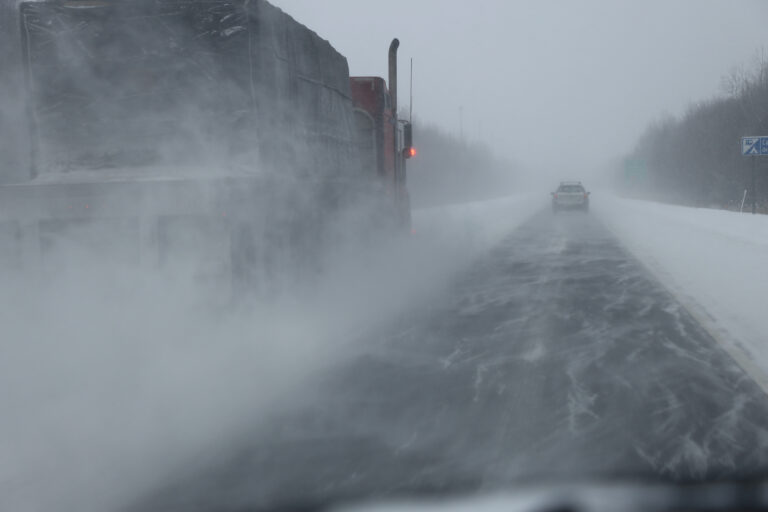 Tempête sur la Côte Est : des États américains restreignent la circulation des camions