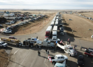 Alberta : un convoi de camionneurs ferme un poste frontalier