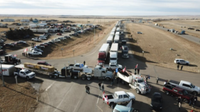 Alberta : un convoi de camionneurs ferme un poste frontalier