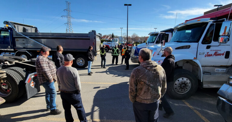 Les camionneurs artisans de vrac annoncent une interruption de service