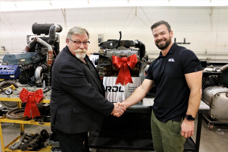 Transport RDL fait don de deux moteurs pour remorques réfrigérées pour Noël et contribue à la formation professionnelle des élèves du CFP Pavillon-de-l’Avenir!