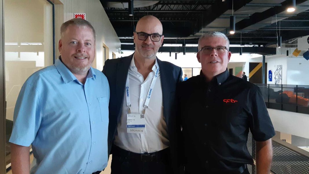 Photo :  Benoit Therrien de Truck Stop Québec, Sébastien Roy, directeur adjoint au CFTR et Éric Trudel, enseignant, RAC, SAE CFTR.