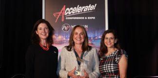 Women In Trucking honore Shelley Simpson, présidente de J.B. Hunt