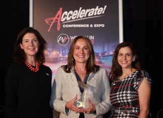 Women In Trucking honore Shelley Simpson, présidente de J.B. Hunt