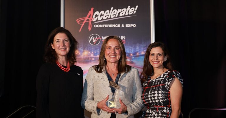 Women In Trucking honore Shelley Simpson, présidente de J.B. Hunt